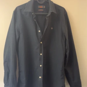 Mörkblå skjorta från Morris - Snygg mörkblå skjorta från Morris, nästan svart i färg. Perfekt för en stilren look. Använd men inga defekter alls.
