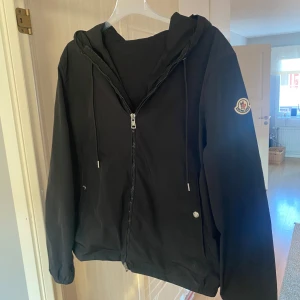 Moncler jacka  - Tja, säljer en moncler windbraker den är svart och är storlek 1 som motsvarar S modellen på bilden är 180 cm lång och den sitter bra på honom. Jackan har NFC tagg och kod verifiera som är bifogad i sista bilden. Tveka inte på att höra av er🍾