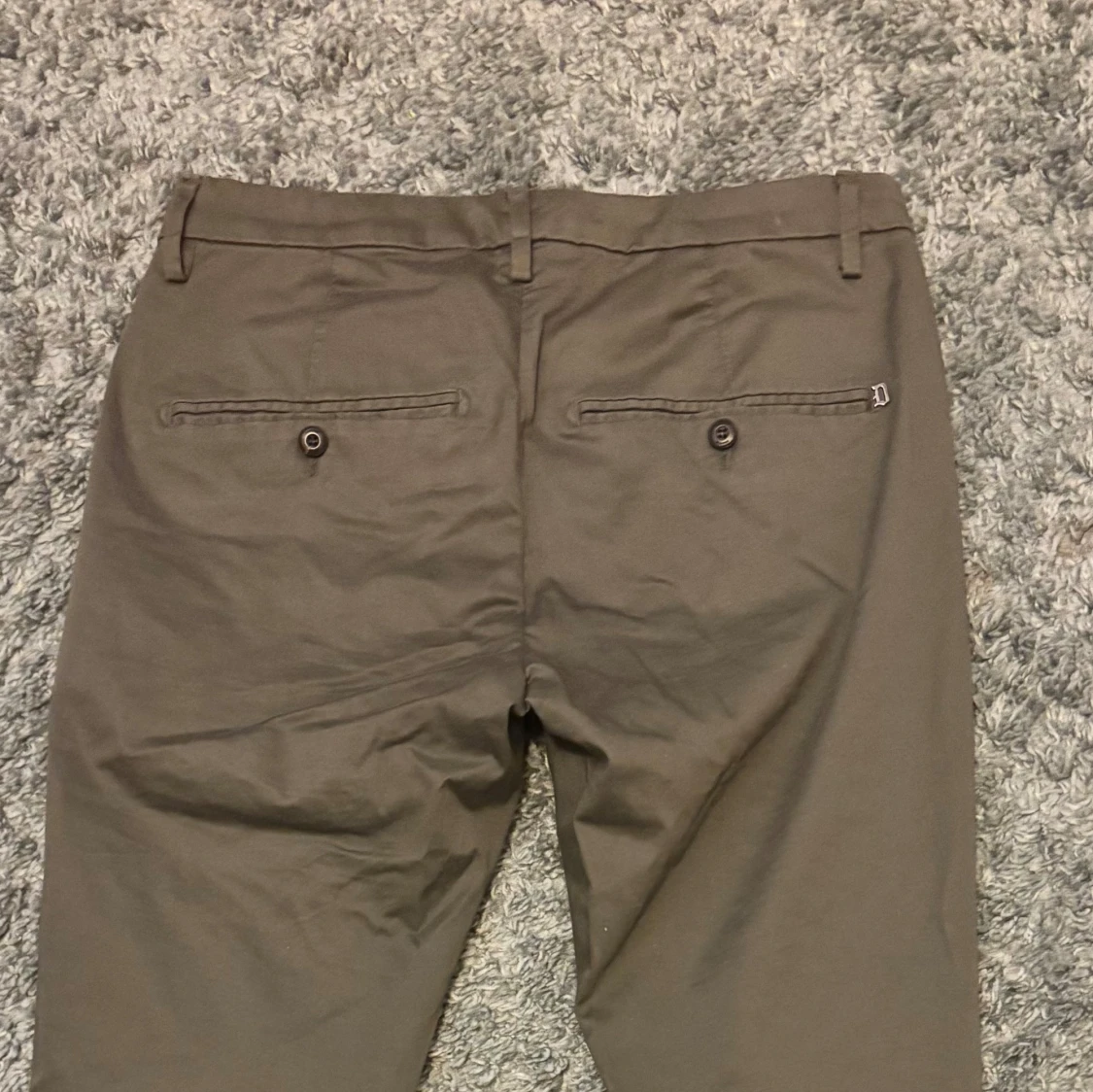 Bruna/mörkgröna chinos från Dondup - 3