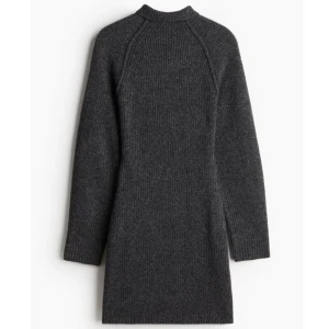 Skickad klänning - Klänningen är åtsittande i midjan men ändå strechigt material. Endast använd en gång 