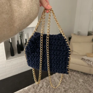 Virkad väska  - Helt oanvänd handgjord virkad väska med guldkedja ❤️skriv för frågar eller fler bilder 