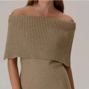 Adoore LIKNANDE topp!!💗 - Säljer en såå snygg topp från Zara som liknar den supertrendiga adooretoppen! Så snygg till fest eller skolan!! I fint skick, har använts sparsamt. Är villig att diskutera priset!💗🎀