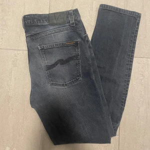 Nudie jeans - Tja! Säljer mina nudie jeans i storlek 32/32. Modell lean dean. Jeansen är svarta men åt det lite mörkgråa hållet. Hör gärna av er vid andra frågor?