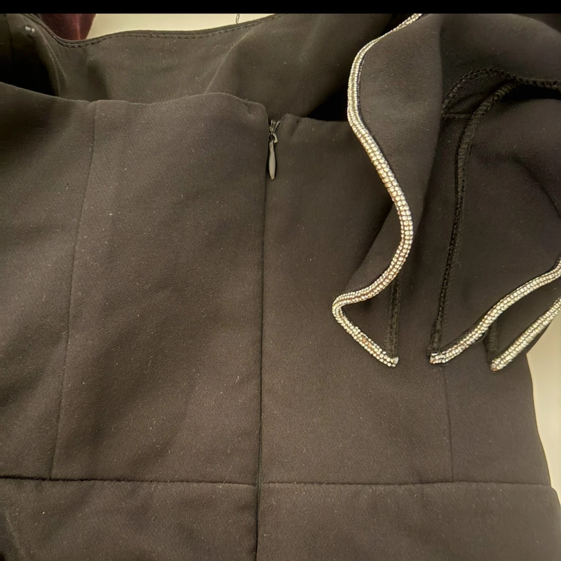 Balklänning: Svart one-shoulder klänning med dramatisk silvrig volangdetalj - 2