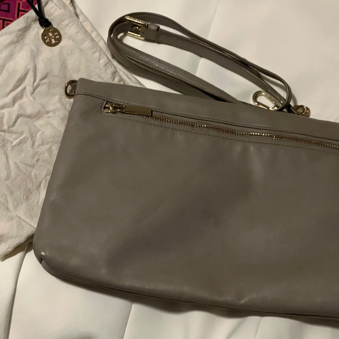 Grå axelväska från Tory Burch - 2