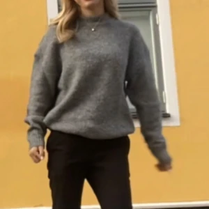 Grå stickad tröja - Säljer en mysig grå stickad tröja ifrån lager 157! Har även en liknande i gammalrosa💕använd cirka 3 gånger