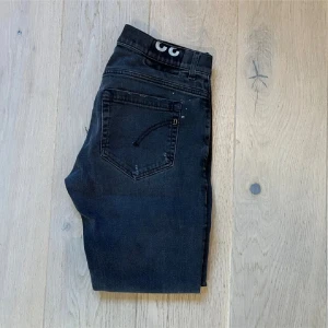 Dondup George  - Dondup George strlk 32, dem är uppsydda men syns inte vid användning. Passar dig som är runt 176. Priset är diskuterbart 