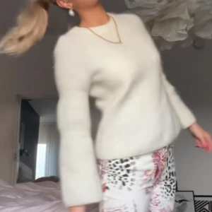 Stickad tröja arket - Säljer en vit mohair stickad tröja från arket med volang ärmar. Bra skick och jätte mysig tröja