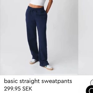 Marinblå mjukisbyxor - Säljer ett par bekväma blå mjukisbyxor från GinaTricot med rak passform. Storlek XXS, de passar mig som är 160cm. De har fickor framtill. De är använda, men i bra skick.  Säljer även en matchande hoodie. Köpta för 300kr, säljer för 179kr. 