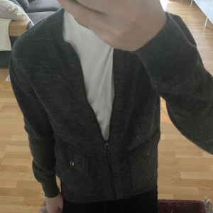 Unik grå stickad zip - En riktigt snygg och unik zip tröja, med unika detaljer! | Skick: 9/10 ✅| Hör av er vid fler frågor! 🦦