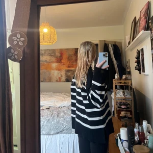 Svart och vit randig tröja från Zara - Säljer en svart och vit randig tröja från Zara. Tröjan har en polokrage och långa ärmar, perfekt för kyligare dagar. Den är tillverkad i ett mjukt material som ger en bekväm passform. Hör av dig vid intresse! 🖤Står att tröjan är i st L men tycker den passar S & M också😍😍