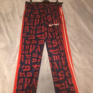 Mönstrade byxor från Palm Angels - Oanvända ( köpte fel storlek )Snygga byxor från palm angels med kvitto och orginal förpackning. Köpta för 2365kr