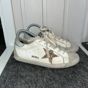 Golden goose - Säljer min tjejs golden goose skor. Dessa är väldigt slitna och kan synas på sulan, därav priset. Dessa är i storlek 39. Kom men frågor och funderingar! Box och tags medföljer!