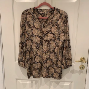 fint blus - Helt nytt Soyaconcept  SC-MARICA AOP  DUSKY GREEN COMBI S .