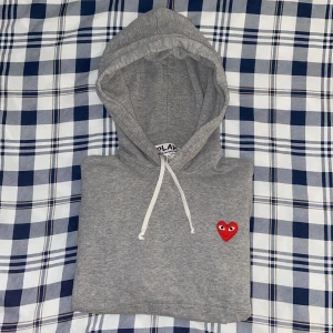 Comme Des Garçons Hoodie - Skick: 7/10, nopprig men annars inga defekter | Den är äkta och passar runt 170, modellen är 170 på bilden, XS-S | Den är äkta och priset kan diskuteras!