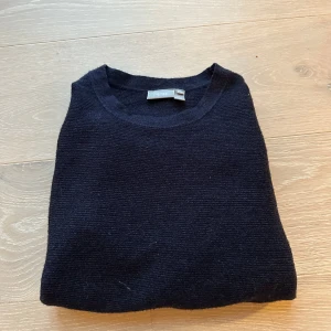 Marinblå tröja från Fransa - Säljer en stilren marinblå tröja i ett mjukt stickat materiel från Fransa i storlek XS. Tröjan har långa ärmar och dekorativa knappar på axeln. Perfekt för en enkel och elegant look. Nypris 799. Funkar både för näs och kvinnor