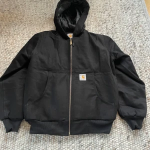 Carhartt jacka svart - Carhartt reworked active jacket - black!