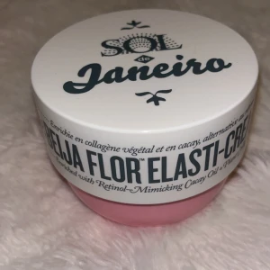 Beija Flor Elasti-Cream från Sol de Janeiro - Sol de Janeiro Beija Flor Elasti-Cream 68  berikad med retinol-liknande cacayolja och växtkollagen. Perfekt för att ge huden en fastare känsla. Endast testad en gång, köpt för 600 kr säljer för 300 kr det var inte riktigt min smak💗