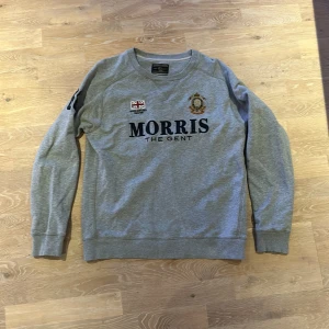 Morris tröja  - Morris tröja med väldigt skönt material som är av färgen grå. Skriv dm för mer information om detta grischiga plagg