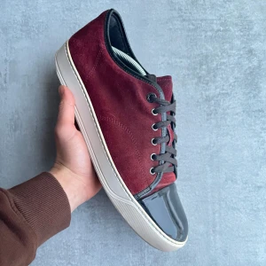 Lanvin skor - Lanvin cap toe, skick 8,5/10 har häldrag som syns på bilden  | storlek uk11-45/46 | endast skorna ingår. Nypris 5000. Skriv vid frågor!