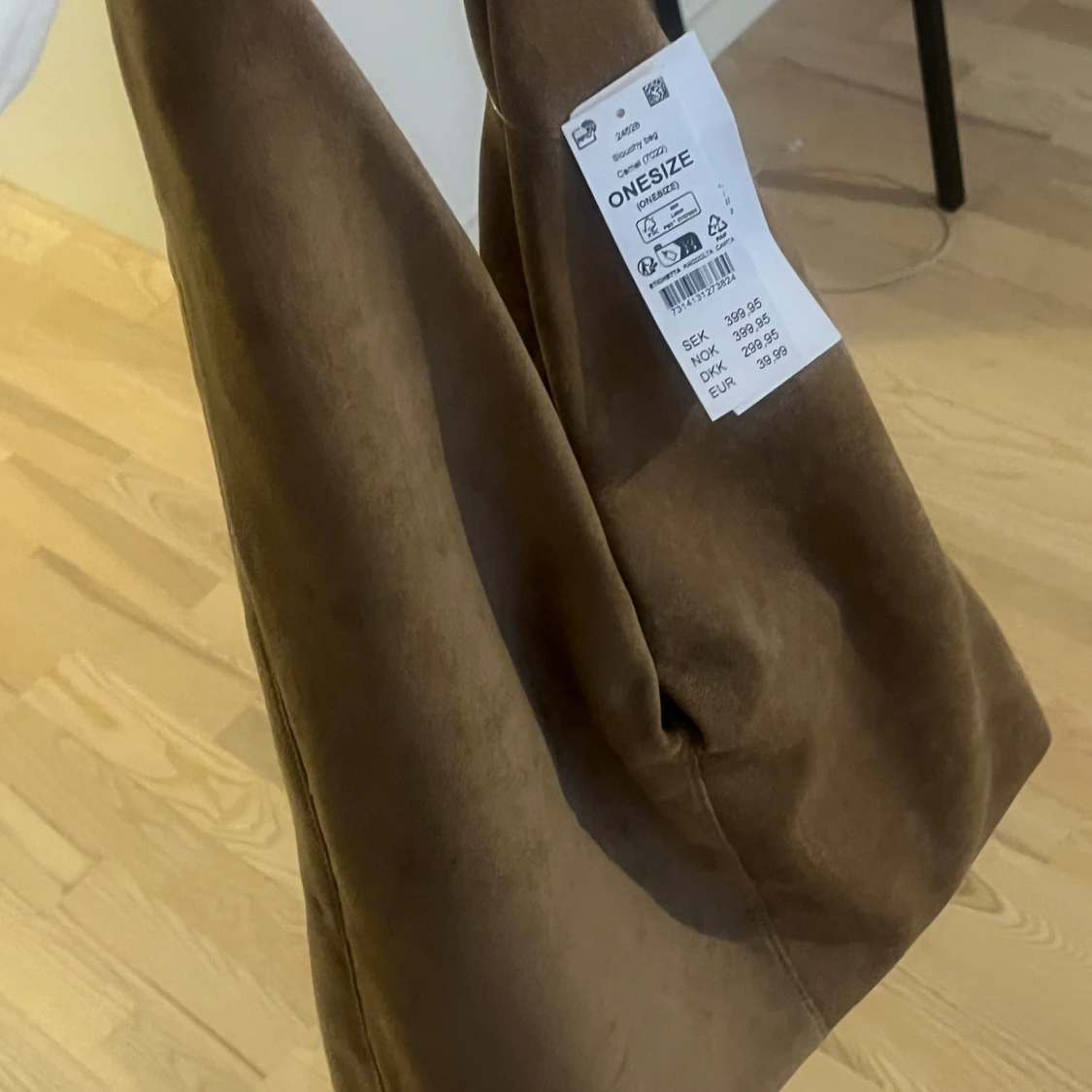 Brun slutsåld axelväska i mocka från ginatricot - 1