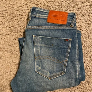 Tommy hilfiger jeans  - Ett par riktigt snygga Tommy Hilfiger jeans! Skick 9/10. Nypris 1699kr Mitt pris 299kr!! skriv vid minsta fundering mvh Lysekilsgarderoben!