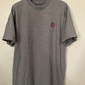 Moncler  - Moncler tisha. Storlek L. Skick 9/10 super bra. Nya säsongen samt en specialare (Grey label) Pris 1290!