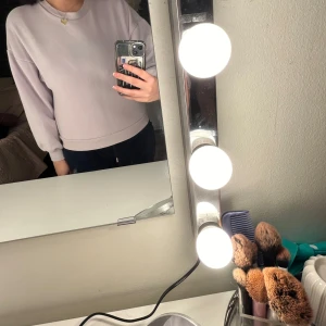 Ljuslila sweatshirt - Säljer en stilren ljuslila sweatshirt med rund hals och långa ärmar. Perfekt för en avslappnad look. Passar bra till jeans eller leggings. Hör av dig vid intresse!