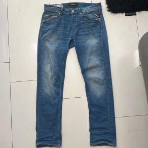 Blå jeans från Replay - Säljer dessa jeans från Replay i modellen Grover. De är i storlek 30/30. Har en liten difekt som syns på bild 4. Har lagat hålet och de syns inte. Nypris ligger runt 1200 mitt pris 300 pga hålet. Vid minsta lilla fråga skriv till mig👍