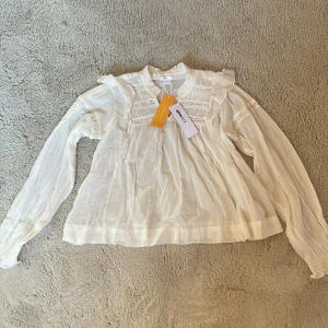 Vit Gina tricot blus - En oanvänd vit blus från Gina trocot Young 💘storlek 146/152