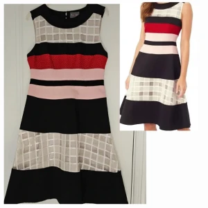 Randig klänning från Phase Eight - Snygg ärmlös klänning från Phase Eight med breda ränder i svart, rött, rosa och beige. Klänningen har en dragkedja i ryggen och ett rutigt mönster i det beige partiet. Perfekt för en stilren look!