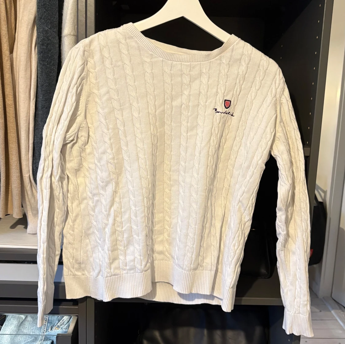 Vit stickad tröja från Bondelid