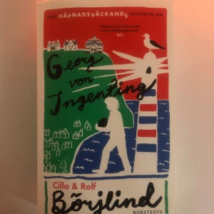 Den häpnadsväckande historien om Georg von Ingenting - Boken 'Den häpnadsväckande historien om Georg von Ingenting' av Cilla & Rolf Börjlind är en spännande berättelse. Omslaget är färgglatt med illustrationer av en fyr och en person som går längs en kustlinje. Perfekt för den som gillar äventyr och mysterier.