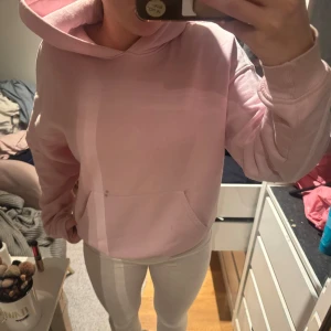 Rosa gina hoodie - Säljer en helt oanvänd rosa hoodie från gina tricot. Den är i storlek S, kommer tyvärr inte till användning. Nypris 329 kr. //Tilda💕