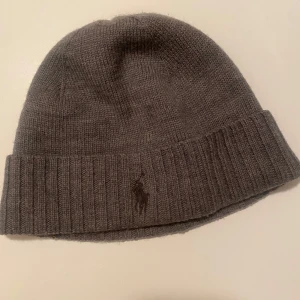 Ralph Lauren Mössa - Äkta Ralph lauren mössa. Knappt använd, gott skick! Pris kan diskuteras, hör av dig om du har frågor!