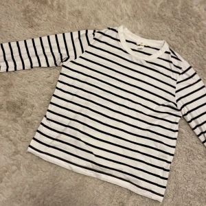 Randig långärmad tröja från H&M - Säljer denna svart vita tröjan med långa armar, den går att styla på många sätt. Från h&m