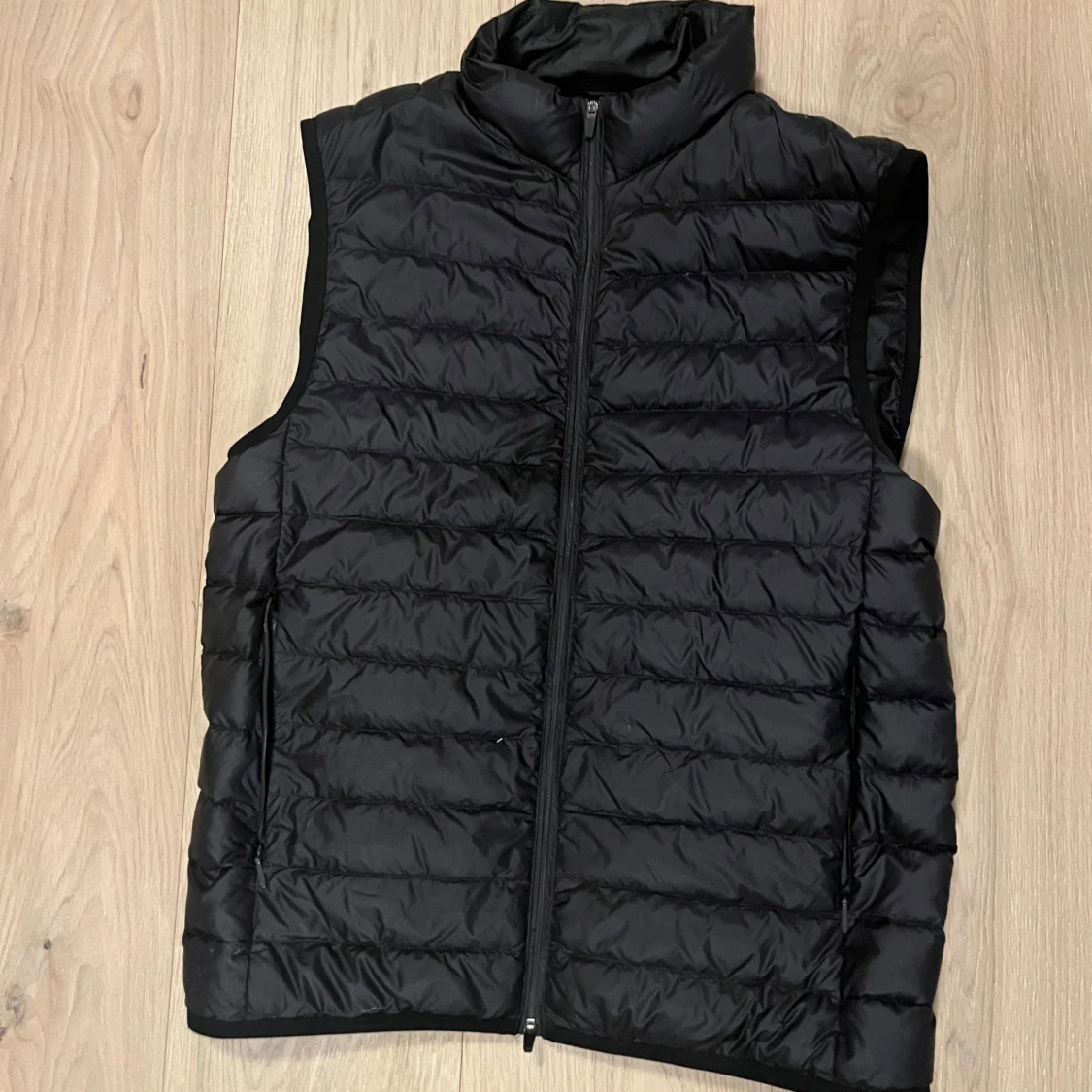 Svart dunväst från Boggi