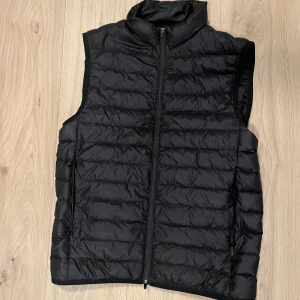 Svart dunväst från Boggi - Säljer en svart Boggi Milano väst, perfekt inför våren. 🍂Storlek M, köpt 2024 ny. Ett litet hål på vänster baksida av västen men inget som lägga märke till.