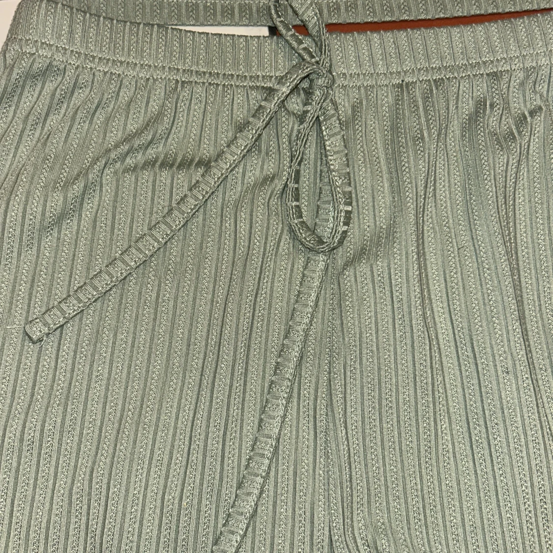 Grön ribbad linnetopp med spetsdetaljer - 4