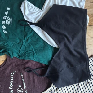 Svart ärmlös linnetopp - Snygg svart ärmlös linnetopp med smala axelband.   Rensar ur min garderob just nu🌼 Kika och se om du ser något mer i min profil som du gillar så skickar jag med det till dig också!😊 Fler kläder kommer! 