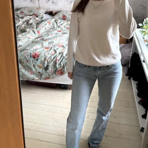 Stickad tröja - Säljer en vit stickad tröja ifrån vila som är i mycket bra skick då de nästan aldrig är använda💕