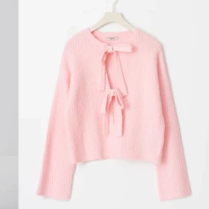 Rosa stickad tröja med rosetter - Säljer en rosa stickad tröja från ginatricot i storlek xs. Använd ett fåtal gånger och har fint skick. Nypris 399. Köparen står för frakt! Skriv för fler bilder!