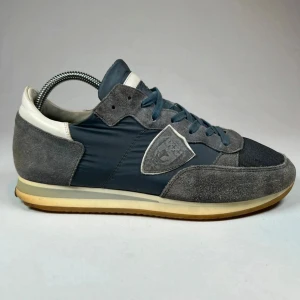 Philippe model - Storlek 42IT passar 43EU