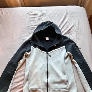 Nike tech fleece  - Säljer en fet Nike tech fleece! Perfekt till hösten! Skick 9,5/10. Knappast använd eftersom blivit för lite. Köpte från jd sports för 1300kr🔥pris går att diskuteras för snabb affär✅