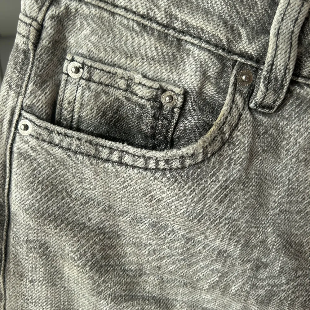 Lowwaist gråa jeans från lager 157. De är vida i benen och har en fin passform, är för så för mig i midjan så därför måste jag sälja dem.💓. Jeans & Byxor.