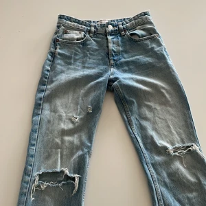 Jeans med hål - Väldigt bra skick. Kan inte våsa bild på då dem inte passar längre.  Köptes för 500kr