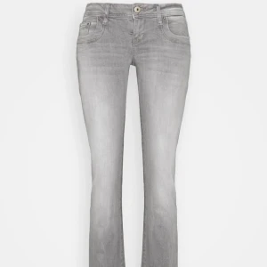 Ltb jeans valerie  - Jättepopulära och slutsålda jeans! De har inga defekter och passar jättebra till allt 😍 Skriv privat för egna bilder eller frågor, orginalpris: 949kr ❣️