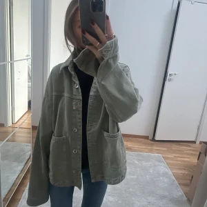 Zara jacka - Grön jeansjacka från zara i bra skick då den använts fåtal gånger