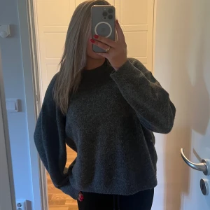 grå stickad  - Super fin grå stickad tröja från H&M. pris kan absolut diskuteras💕