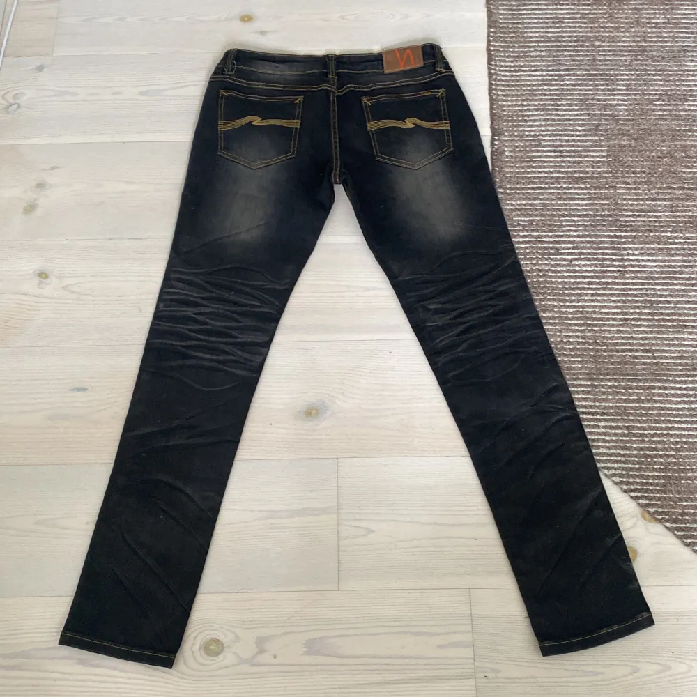 Säljer dessa Nudie Jeans då de tyvärr är för små. De är i en riktigt fet tvätt och 10/10 skick! Storlek 32/32. Passform slim👍 Skriv för frågor eller prisförslag!. Jeans & Byxor.